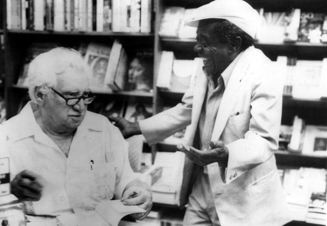 Ana Stewart / Estadão Grande Otelo ao lado de Jorge Amado
