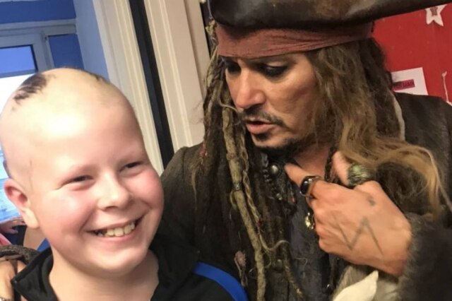 Reprodução Twitter/ institu_curie Johnny Depp visita pacientes do Instituto Curie, em Paris