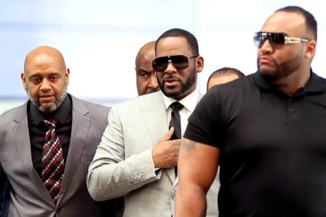 Daniel Acker/Reuters R. Kelly chegando em um tribunal para ouvir sobre 11 novas acusações de crime sexual, em junho de 2019.