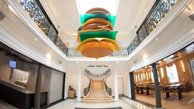 Divulgação Imagem interna do McDonald's em casarão na avenida Paulista.