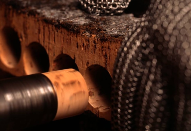 Apcor Cilindro. A máquina corta o cilindro de cortiça e retira a rolha de dentro da rabanada. Das fábricas da Amorim, que produz 1/3 das rolhas portuguesas, saem 4 bilhões de rolhas a cada ano.