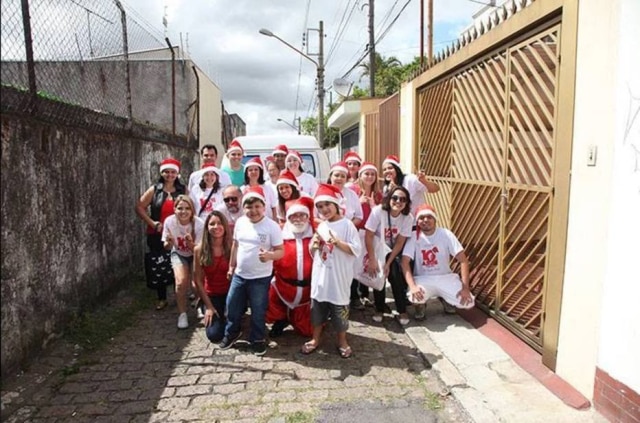 Arquivo pessoal/Ajudantes do Papai Noel Grupo de voluntários do projeto Ajudantes do Papai Noel, criado por Rafael Farina em 2003.