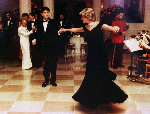 Cortesia de The Ronald Reagan Presidential Library/Reuters Princesa Diana e John Travolta dançando durante um jantar na Casa Branca, em 1985; vestido usado por Lady Di vai a leilão.