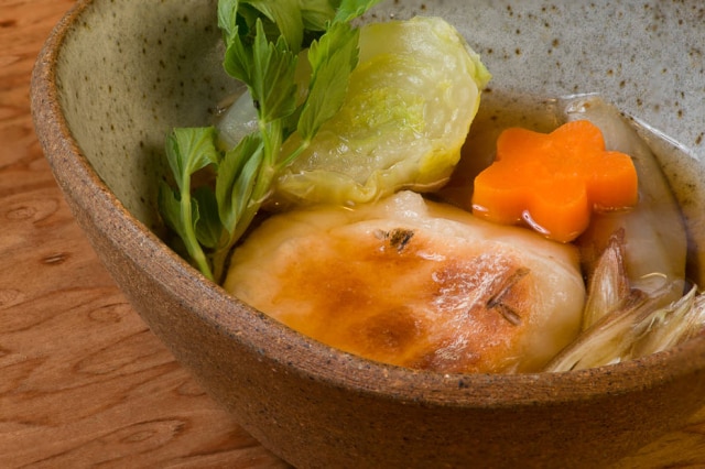 Wilian Aguiar Ozoni Aizomê. Caldo de frango, kombu, cogumelos, vegetais, mochi branco grelhado, cenoura, nabo, bardana e acelga