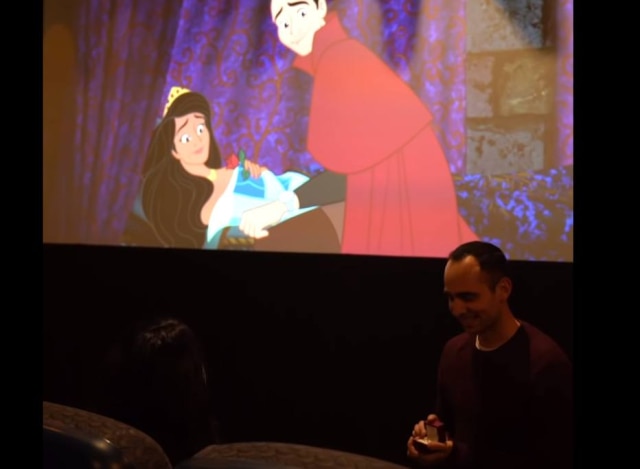 Youtube / @Lee Loechler Pedido de casamento foi feito em um cinema, usando um trecho recriado do filme 'A Bela Adormecida'