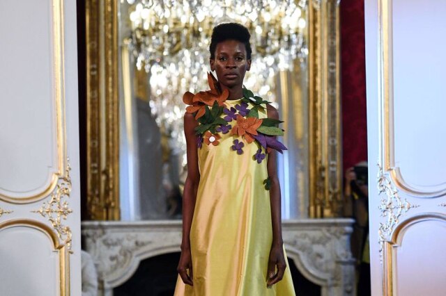 Anne-Christine Poujoulat/AFP Criações do estilista camaronês Imane Ayissi estreia na Semana de Moda de Paris 2020.