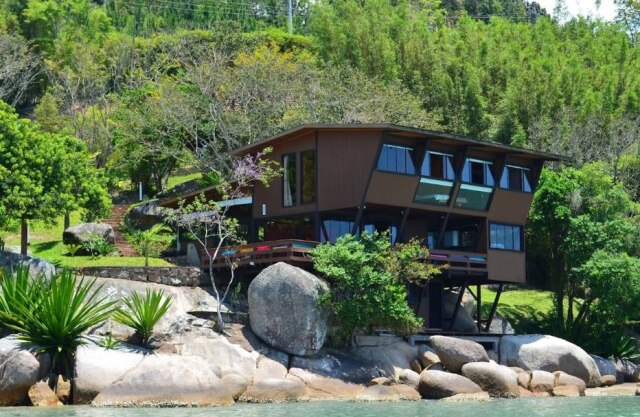 Airbnb/Divulgação Casa fica no meio da mata e de frente para o mar