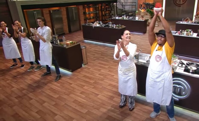 Reprodução de 'MasterChef Brasi' (2020) / Band Hailton recebe troféu de vencedor do 1º episódio do 'MasterChef Brasil' em 2020