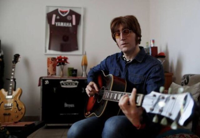 REUTERS/Agustin Marcarian Javier Parisi, o 'John Lennon argentino', durante entrevista à Reuters em Lanús
