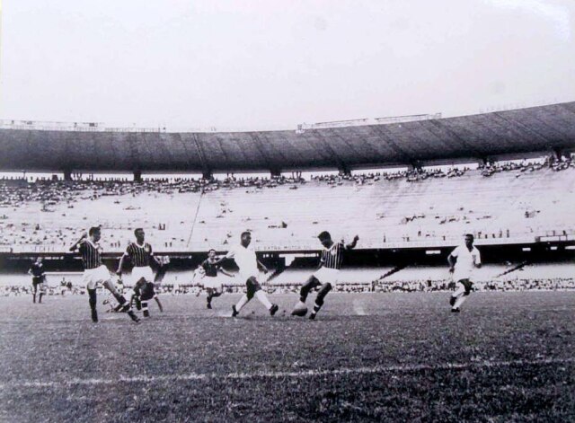 Reprodução Segunda das quatro fotos do gol de placa de Pelé que estavam expostas no Maracanã em 2001.