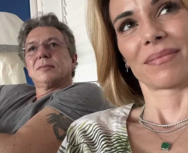 Instagram/@aanafurtado Boninho, diretor da TV Globo, chora ao receber homenagem de Luciano Huck