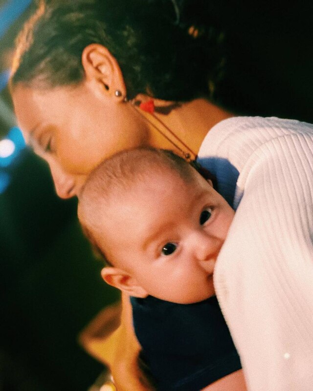 Instagram / @debranascimento Momento em que Débora Nascimento segurou Francisco, filho de Thaila Ayala, no colo pela primeira vez