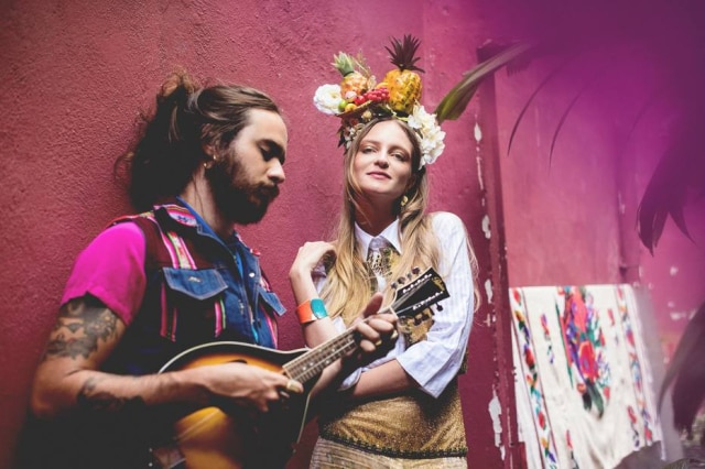 Fernando Schlaepfer/ divulgação Adereços exagerados, com flores e frutas, fazem sucesso entre as clientes da marca paulistana Can Can Acessórios