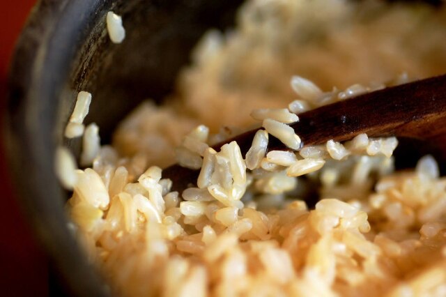 jacqueline/Creative Commons Arroz integral é rico em vitaminas do complexo B, que previnem o acúmulo de colesterol