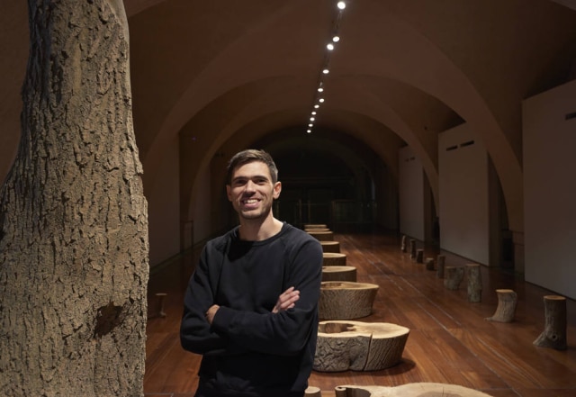 Divulgação O designer inglês Max Lamb na Somerset House, em Londres