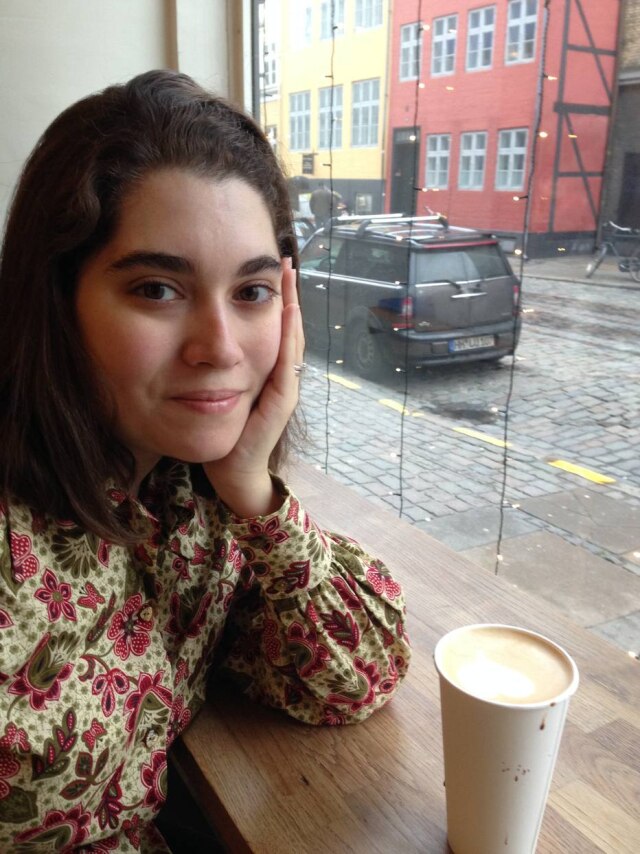 Divulgação Na foto, a jornalista Gabriela Roméro veste uma camisa comprada no brechó “Made in Berlin”
