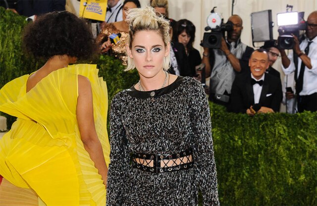 Bang Showbiz A atriz Kristen Stewart participou do baile do MET, em Nova York