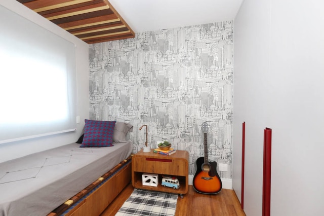 Divulgação Para que o papel de parede ganhasse mais destaque, a cama ficou sem cabeceira neste projeto do Mandril Arquitetura