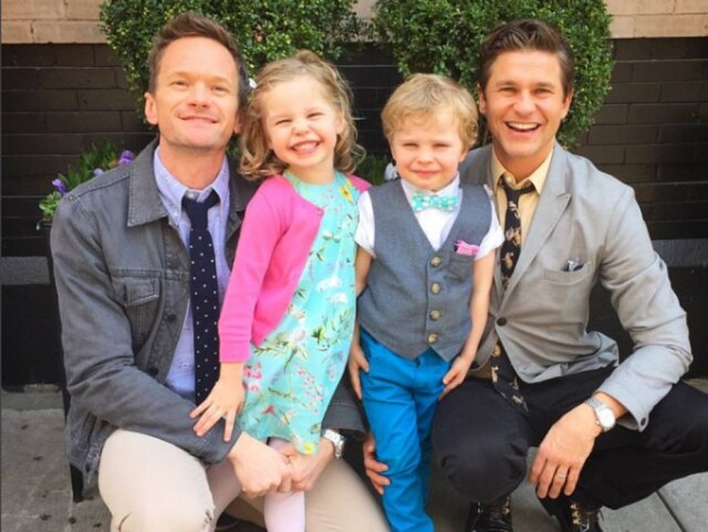 Reprodução/Instagram Neil Patrick Harris, David Burtka e os gêmeos Harper e Gideon na Páscoa em 2015