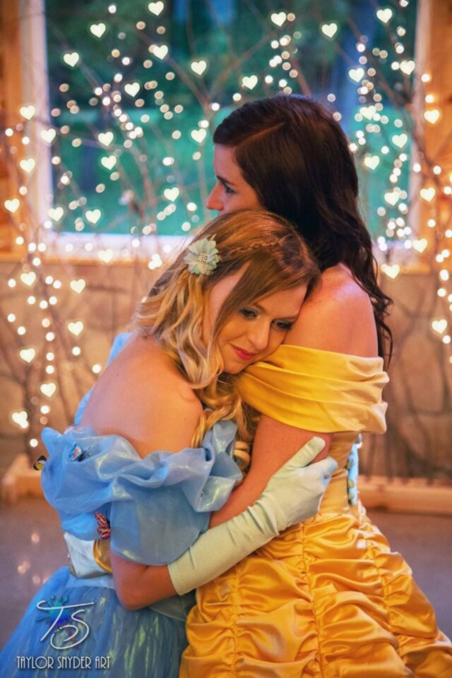 Reprodução/Facebook Americanas fizeram ensaio de casamento inspirado em princesas da Disney.