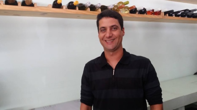 Marcel Hartmann/Estadão Há 10 anos, o alagoano Guilherme Jucá é portador da polineuropatia amiloidótica familiar. A doença não o limita: ele já competiu em campeonatos de windsurf e carregou a tocha olímpiaca em Maceió.