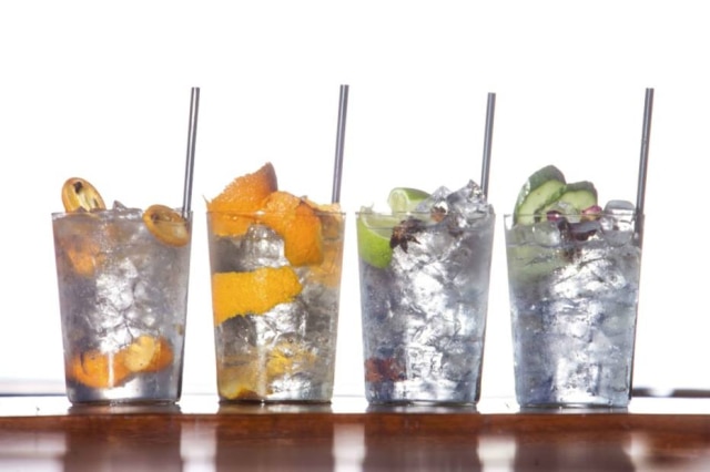 Tony Cenicola|The New York Times Quatro gim e tônicas. Kumquat com cravo; casca de laranja; estrela anisse; e pepino com rosa.
