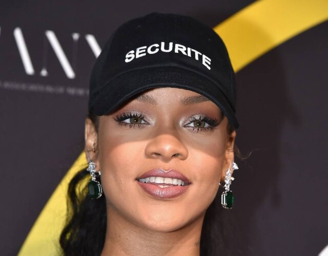 Theo Wargo/Getty Images/AFP Rihanna usou boné no tapete vermelho do 30º 'Oscar dos calçados'