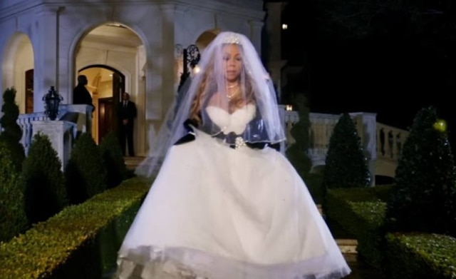 Reprodução/YouTube Mariah Carey queima seu vestido de noiva em novo clipe.