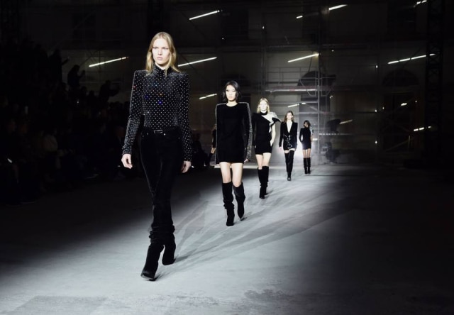 AFP PHOTO / ALAIN JOCARD Couro e veludo: o inverno da Saint Laurent é sexy.