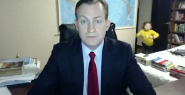 Reprodução/ Entrevista BBC No meio da entrevista, os filhos de Robert Kelly entraram na sala