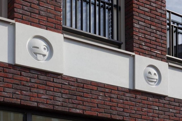 Bart van Hoek | facebook.com/attika.architekten/ Prédio na Holanda tem fachada com emojis.