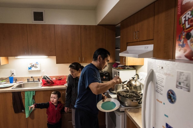 Aaron Vincent Elkaim/NYT Tiisi Qisiiq e sua esposa, Siasi, comem os mexilhões, nutritivos, crus, apenas lavados e limpos.
