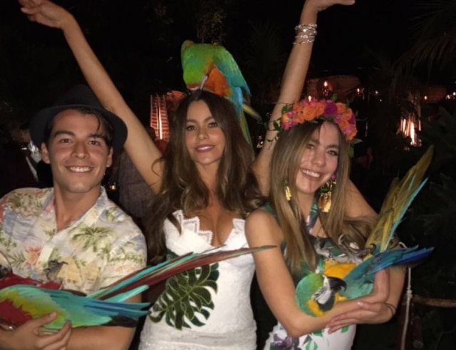 instagram/@sofiavergara Sofia Vergara ao lado de convidados com araras amarradas