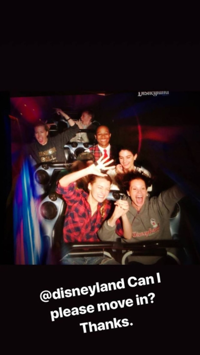 Instagram/@blakelively A atriz Blake Lively brincou no Stories do seu Instagram pedindo para a Disney para ver se deixam ela morar no parque