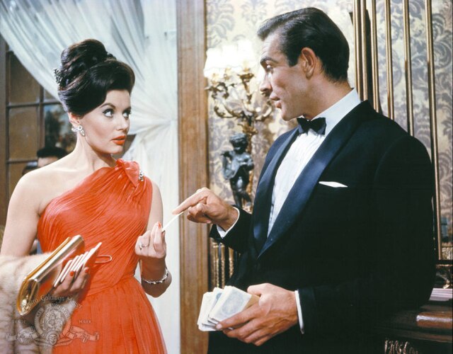 Columbia Pictures Industries Eunyce Gayson interpretou Sylvia Trench nos filmes '007 contra o satânico Dr. No' (de 1962) e 'Moscou contra 007' (lançado em 1963) ao lado de Sean Connery.