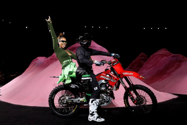 REUTERS/Brendan McDermid No último desfile da Fenty Puma, em setembro de 2017, Rihanna entrou na passarela em cima de uma moto