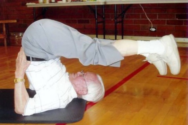 Facebook / Linda Hsia Idoso de 111 anos domina a prática do ioga e se exercita todos os dias.