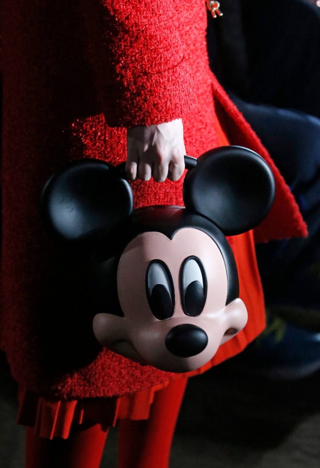 Cortesia Gucci A bolsa de Mickey Mouse: um toque de cultura pop em meio a referências eruditas e underground da apresentação