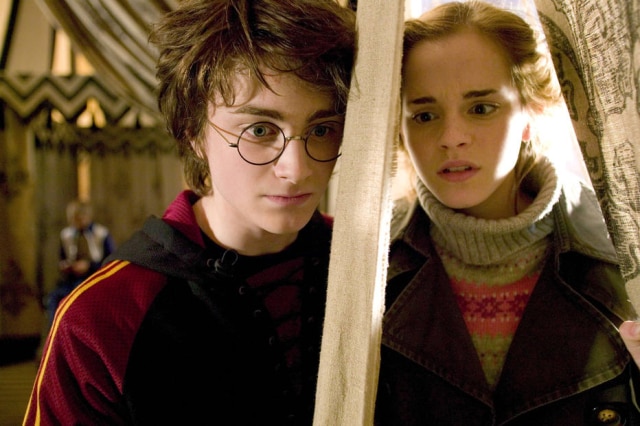 Warner Bros./Harry Potter/J.K.R./Handout Daniel Radcliffe de Harry Potter e Emma Watson como Hermione Granger em 'Harry Potter e o Cálice de Fogo', de 2005