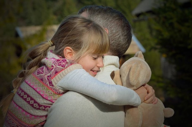 Abraçar filhos ajuda no desenvolvimento cerebral das crianças, revela estudo.