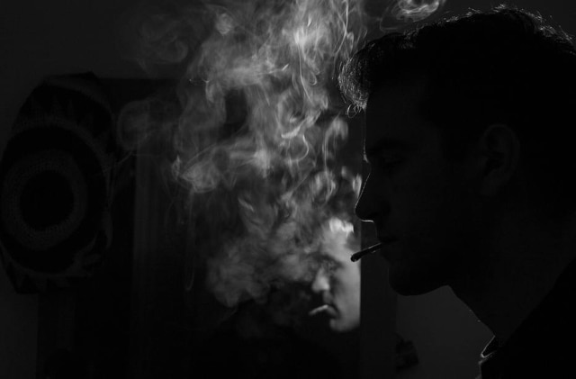 Pixabay Cada cigarro possui cerca de 4.720 substâncias nocivas. Uma delas é o alcatrão, resíduo altamente tóxico, cancerígeno e de cor preta, que deixa o pulmão escuro.