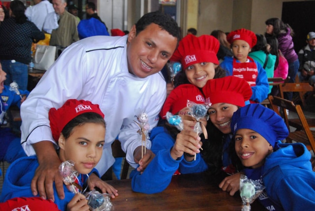 O chef Eudes Assis, curador do arraial, com crianças que participam do Projeto Buscapé