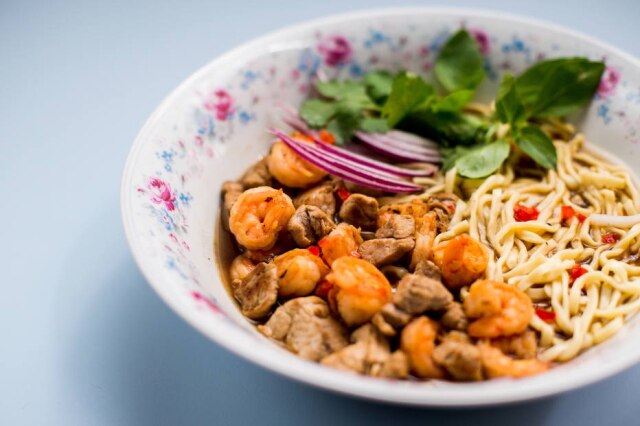 Tiago Queiroz/Estadão Mi Quang, sopa vietnamita com porco e camarão