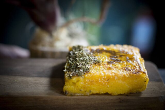 Bruno Sotto Tapas. Mandioca na pedra, pó de couve e mel nativo.