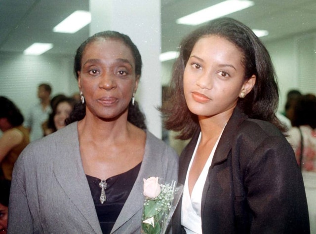 Léa Garcia e Taís Araújo durante coquetel de lançamento da novela 'Anjo Mau' no Projac, em 1997.