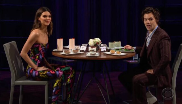 CBS / Reprodução O cantor Harry Styles e a modelo Kendall Jenner participaram de um quadro de perguntas e respostas no programa de James Corden