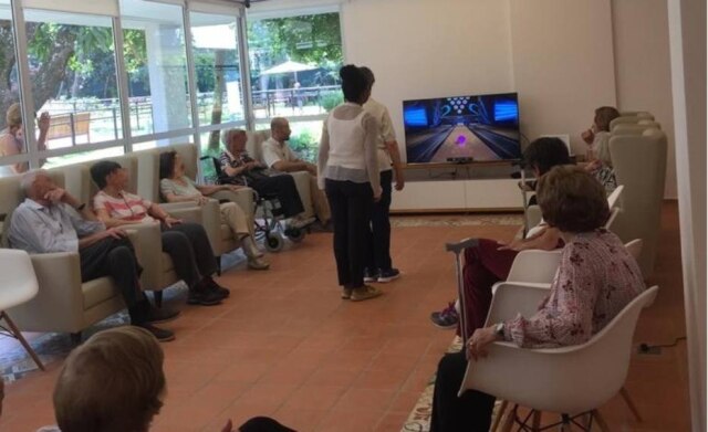Rosa Chubaci Idosos da casa de longa permanência Cora Residencial Senior em atividade de gameterapia