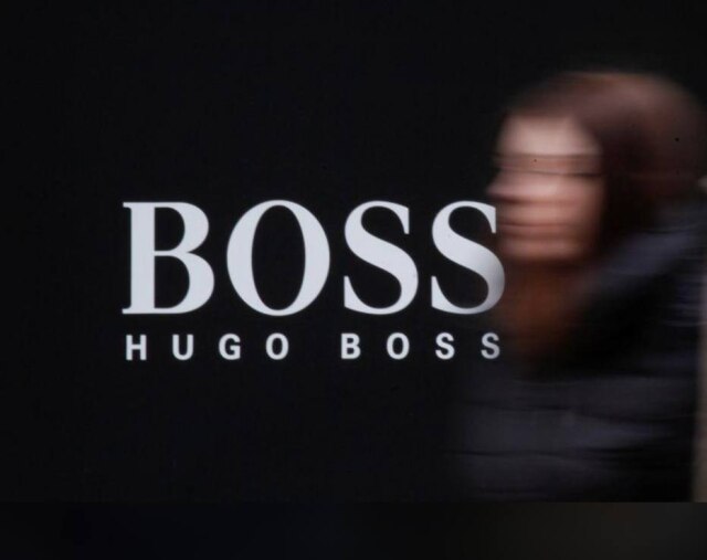 REUTERS/Grigory Dukor Pedestre passa por loja da grife alemã Hugo Boss, em 2016
