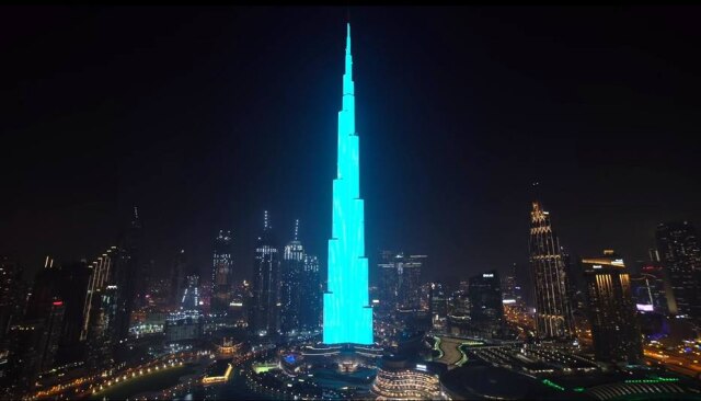 Reprodução Youtube/ Projeção de chá revelação foi exibida no edifício Burj Khalifa