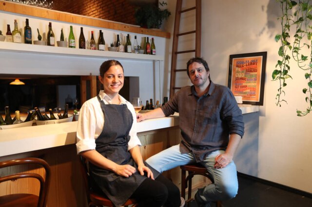 Alex Silva/Estadão Parceira. A chef Elisa Fernandes e Guilherme Mendes, do Clos Wine Bar